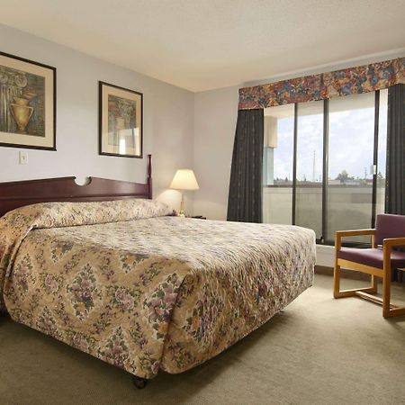 فندق Super 8 By Wyndham رد دير المظهر الخارجي الصورة