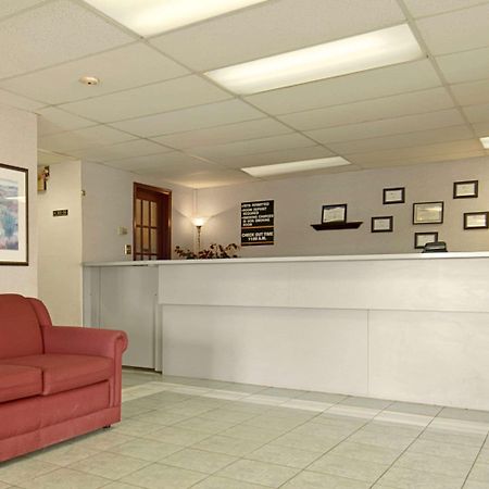 فندق Super 8 By Wyndham رد دير المظهر الخارجي الصورة