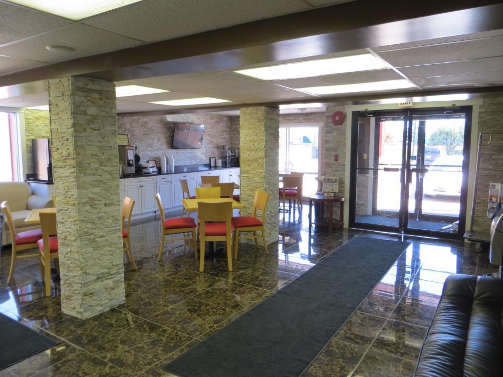 فندق Super 8 By Wyndham رد دير المظهر الخارجي الصورة