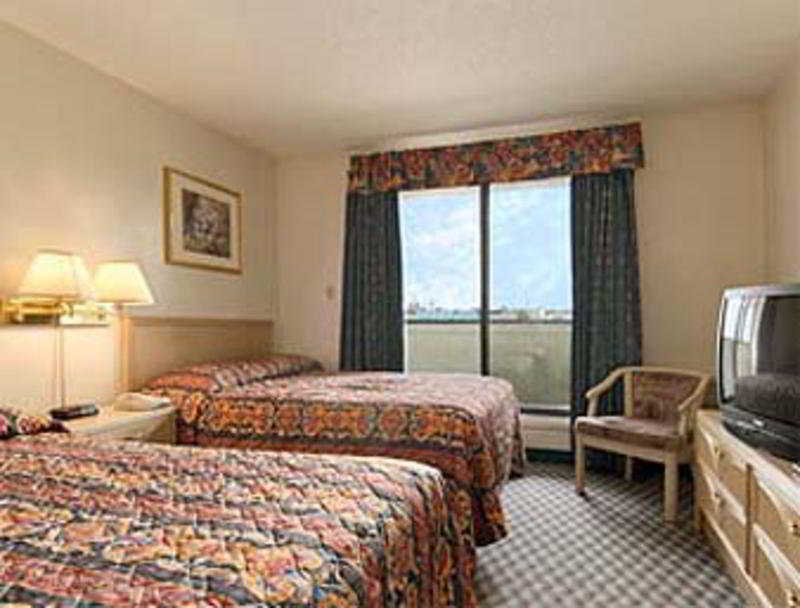 فندق Super 8 By Wyndham رد دير المظهر الخارجي الصورة