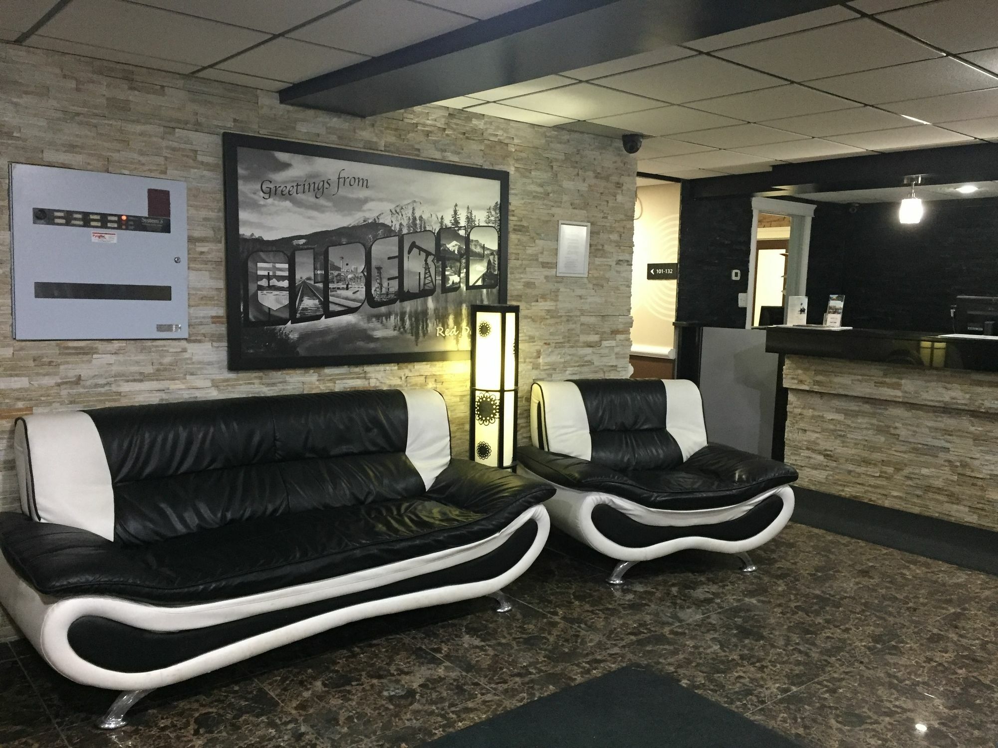فندق Super 8 By Wyndham رد دير المظهر الخارجي الصورة