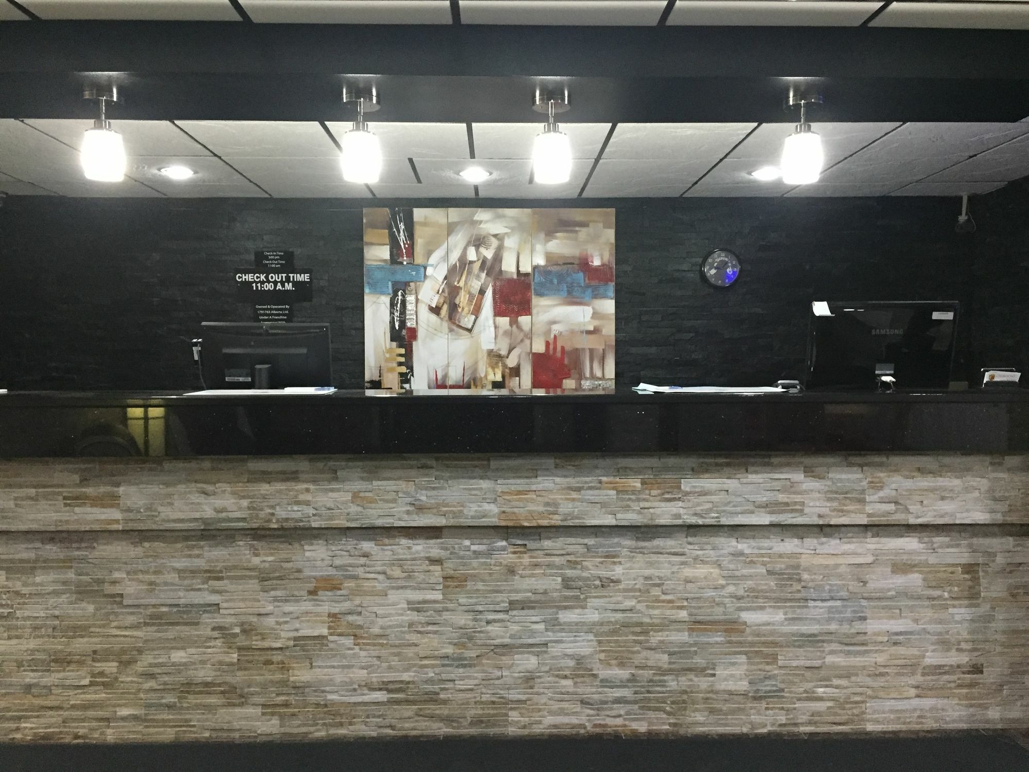 فندق Super 8 By Wyndham رد دير المظهر الخارجي الصورة