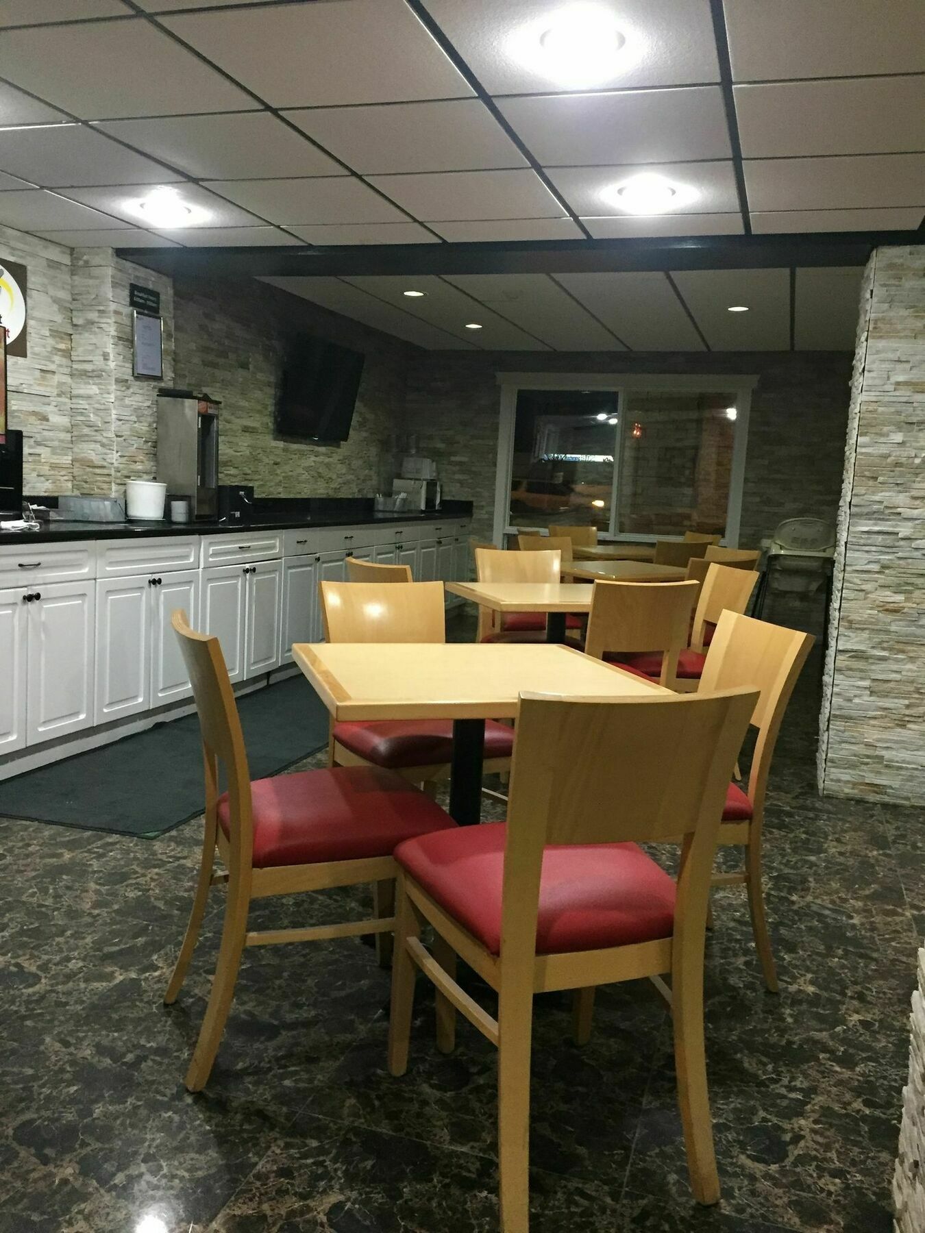 فندق Super 8 By Wyndham رد دير المظهر الخارجي الصورة