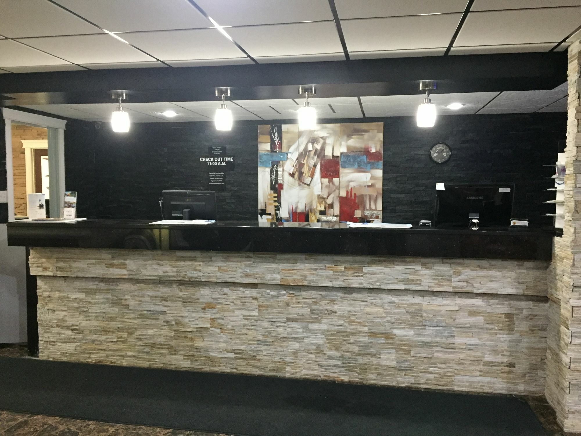 فندق Super 8 By Wyndham رد دير المظهر الخارجي الصورة