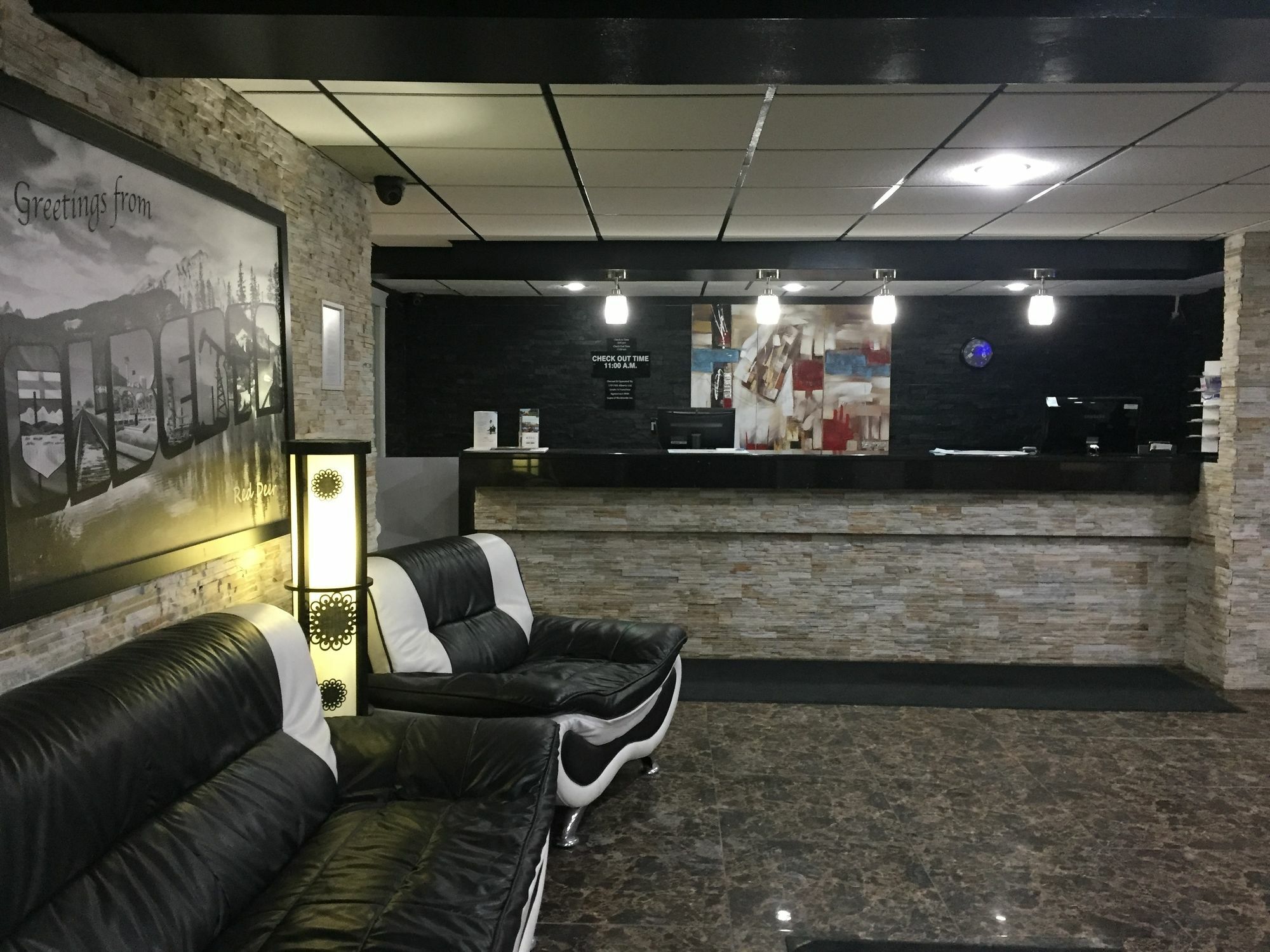 فندق Super 8 By Wyndham رد دير المظهر الخارجي الصورة